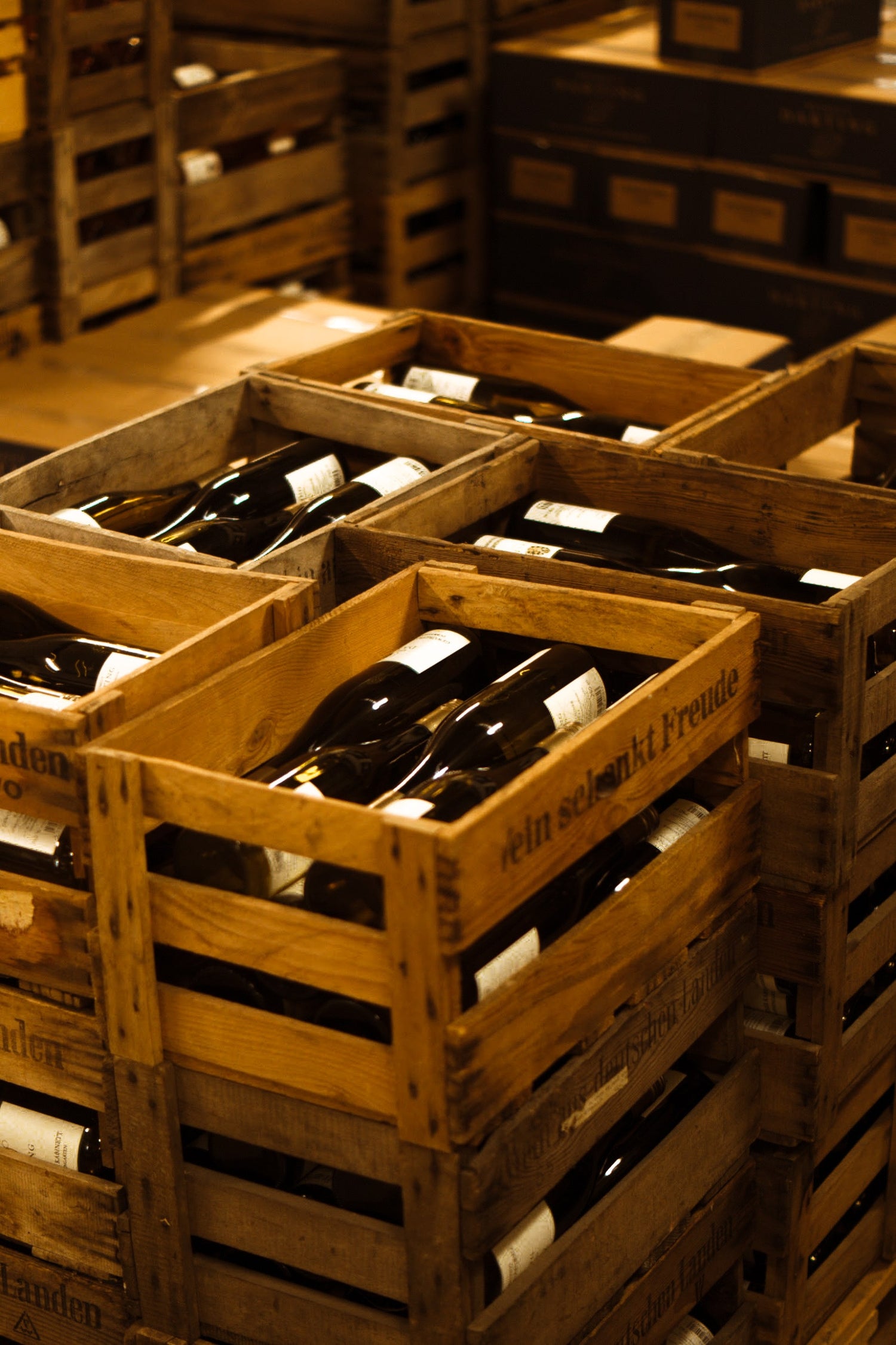 Varias botellas de Pinot Meunier en una caja de madera para vino